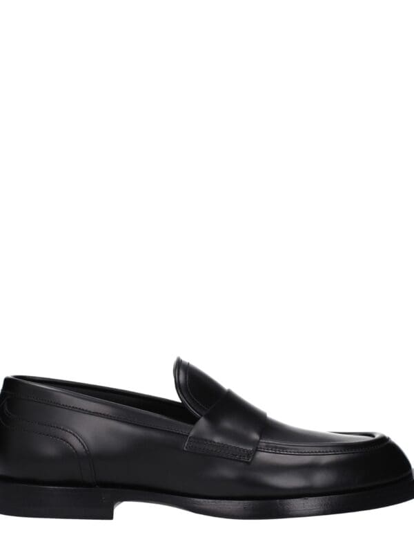 Elegant black leather men's loafers with a sleek design, ideal for formal and casual occasions, showcasing luxury craftsmanship.
