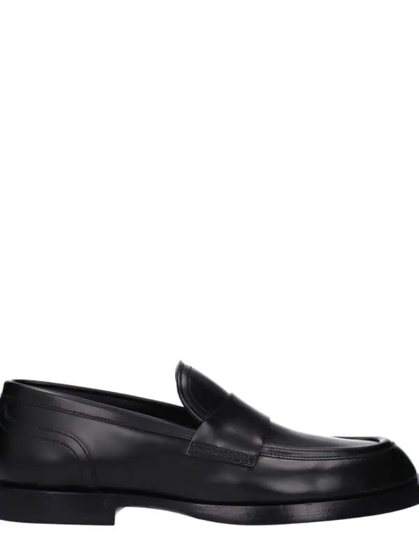 Elegant black leather men's loafers with a sleek design, ideal for formal and casual occasions, showcasing luxury craftsmanship.