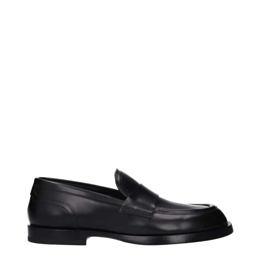 Elegant black leather men's loafers with a sleek design, ideal for formal and casual occasions, showcasing luxury craftsmanship.