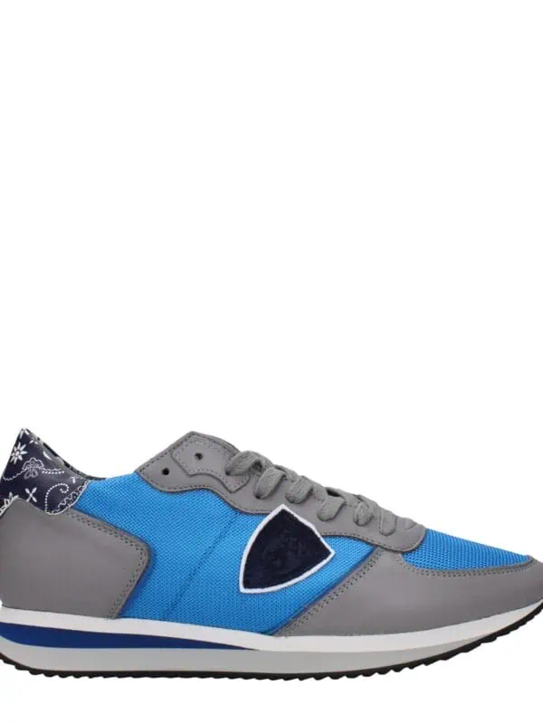 Blue and gray stylish sneaker with mesh and leather accents, lace-up design, and a branded patch on the side, perfect for casual wear and sports activities.