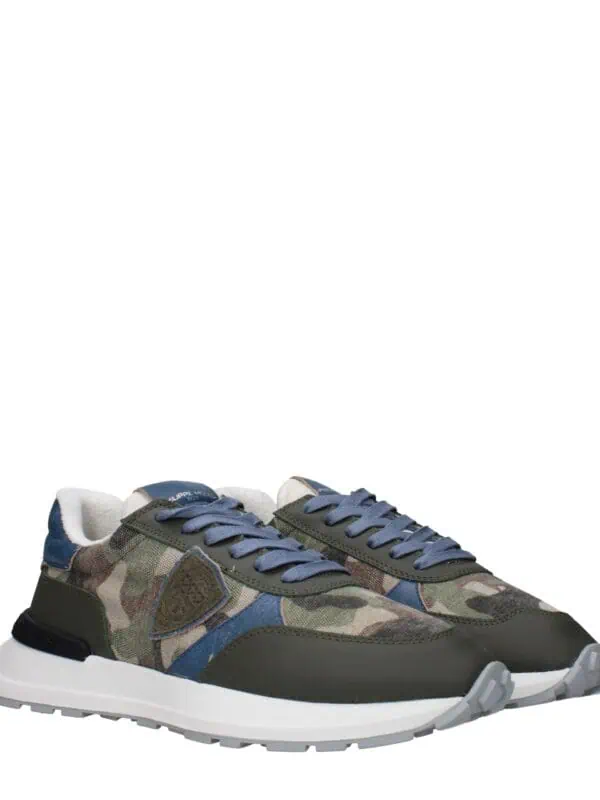 Luxurious camouflage men's sneakers with breathable fabric, comfortable sole, and stylish design for casual or everyday wear. Perfect for fashion-forward individuals seeking both style and comfort.