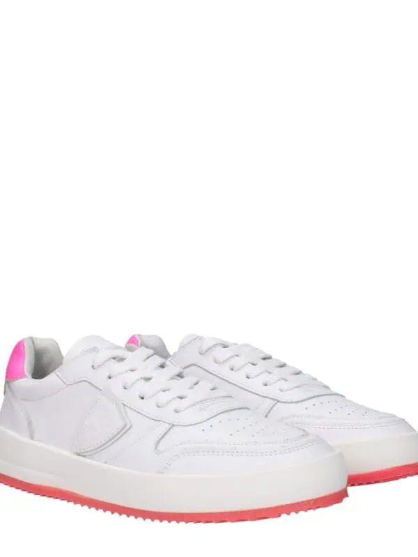 White stylish sneakers with pink accents, perfect for casual or sporty outfits, featuring comfortable soles and breathable design. Ideal for everyday wear and trendy street fashion.