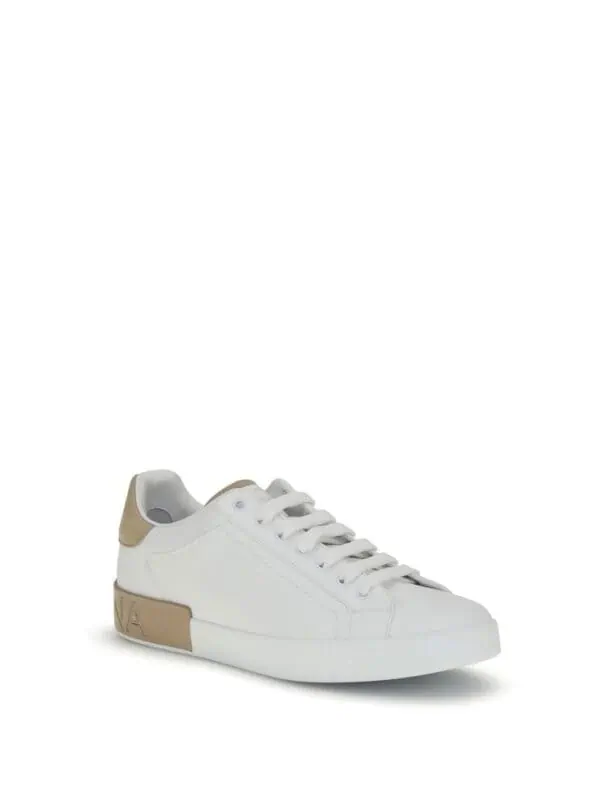 Elegant white sneakers with beige accents and comfortable rubber soles, perfect for a stylish casual look. Designed for durability and everyday wear.