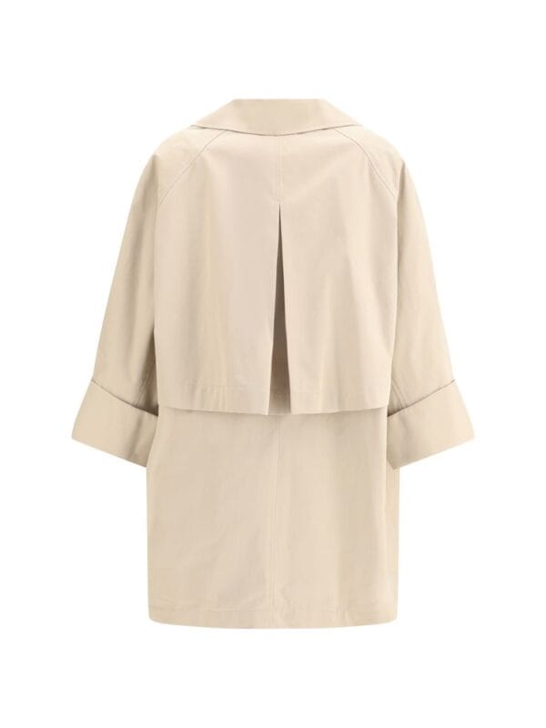 Lux Brands - Elegant beige oversized blazer with a back pleat and wide sleeve cuffs, perfect for sophisticated casual or formal wear. Made from high-quality fabric for a luxurious feel.