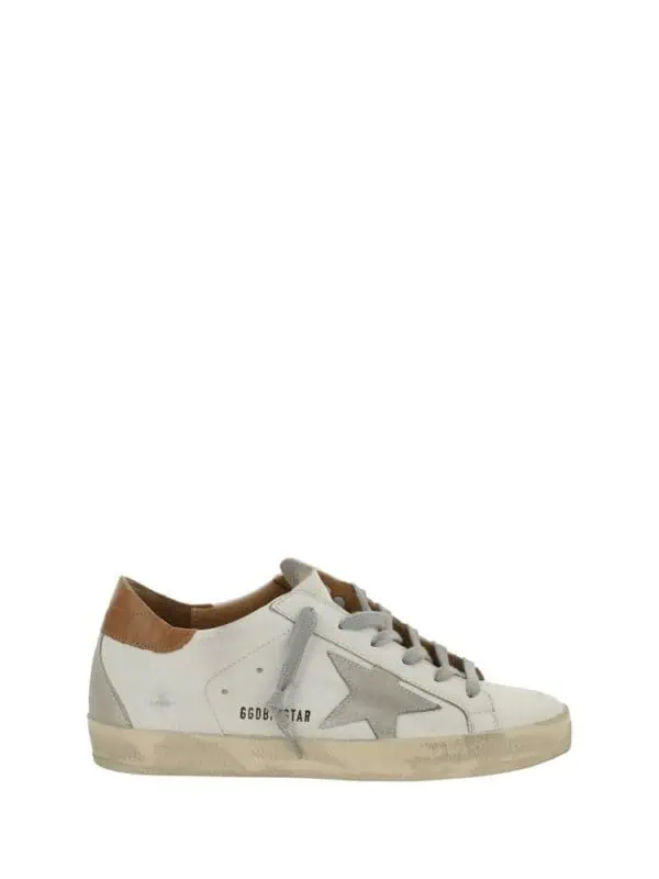 GOLDEN GOOSE DELUXE BRAND sneaker with white leather, star logo, and beige sole for stylish casual wear.