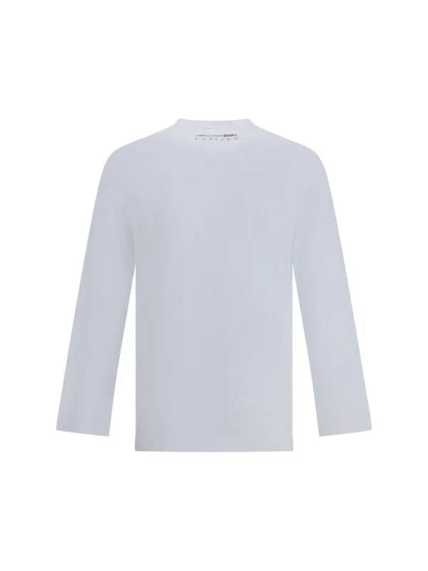 Comfortable white long sleeve T-shirt with minimalistic design for everyday casual wear. Made from high-quality fabric for a soft touch and durability, featuring subtle branding on the neckline.