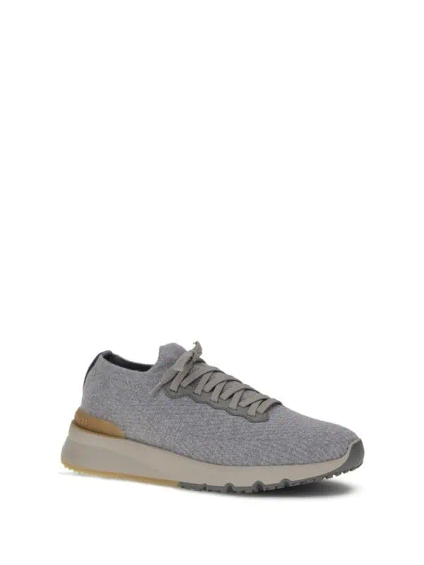 Men's Gray Knit Running Shoe with Cushioned Sole for Comfortable Athletic Wear.